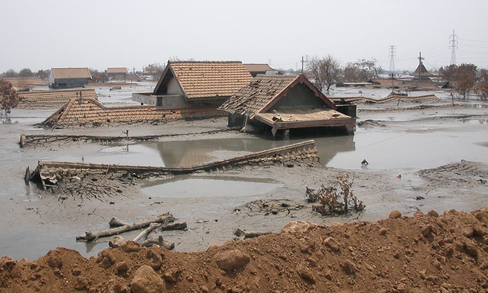 Maisons submergées par les coulées de boue.