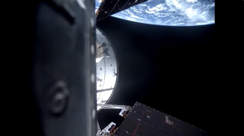 Vue d'un hublot d'Artemis 2, dans la soir&eacute;e du 1er avril