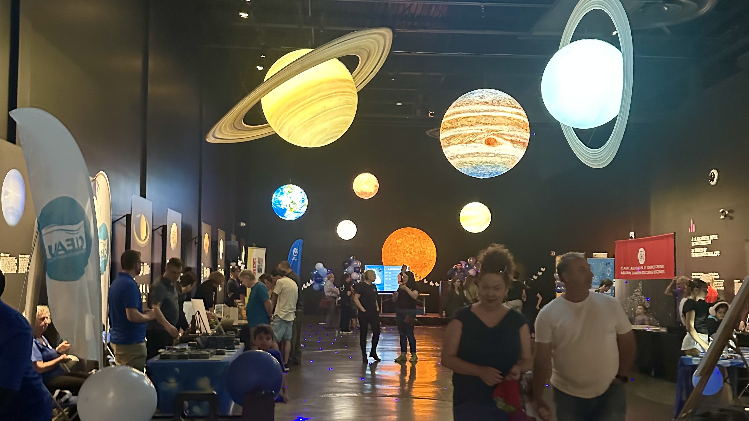 Des kiosques sous les planètes du synthème solaire au Biodôme