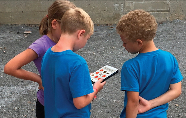 Trois enfants en discussion 