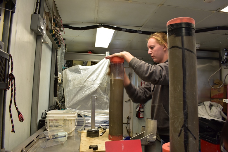 Anne Corminboeuf au travail dans un laboratoire sur l’Amundsen – Jean-Carlos Montero-Serrano