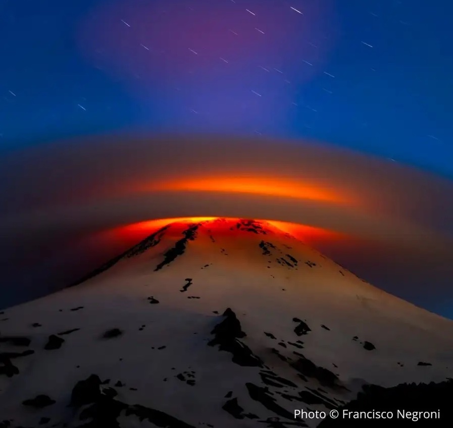Nuage lenticulaire au-dessus d'un volcan
