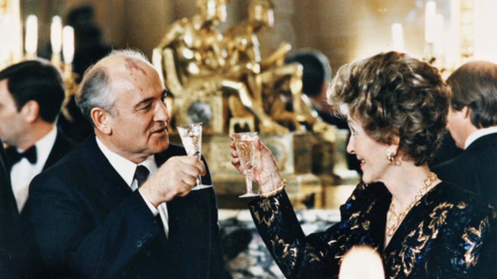 Nancy_Reagan_with_Mikhail_Gorbachev.jpg (229.84 Ko) 
