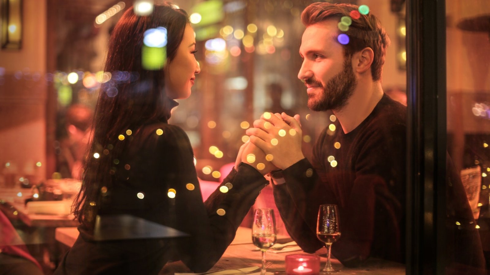 Un couple se tenant les mains