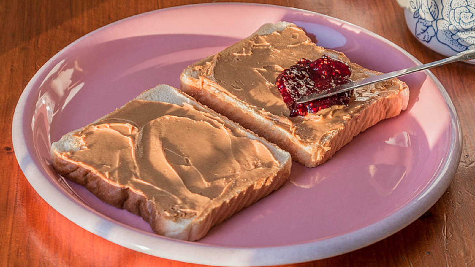 Rôties au beurre d’arachide et à la confiture de fraise