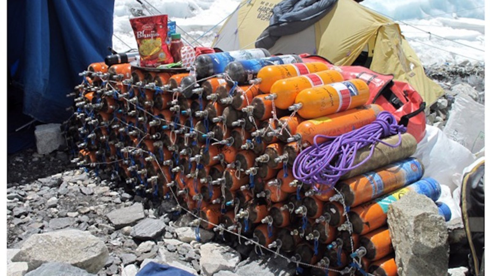 bouteilles-oxygene-Everest.jpg