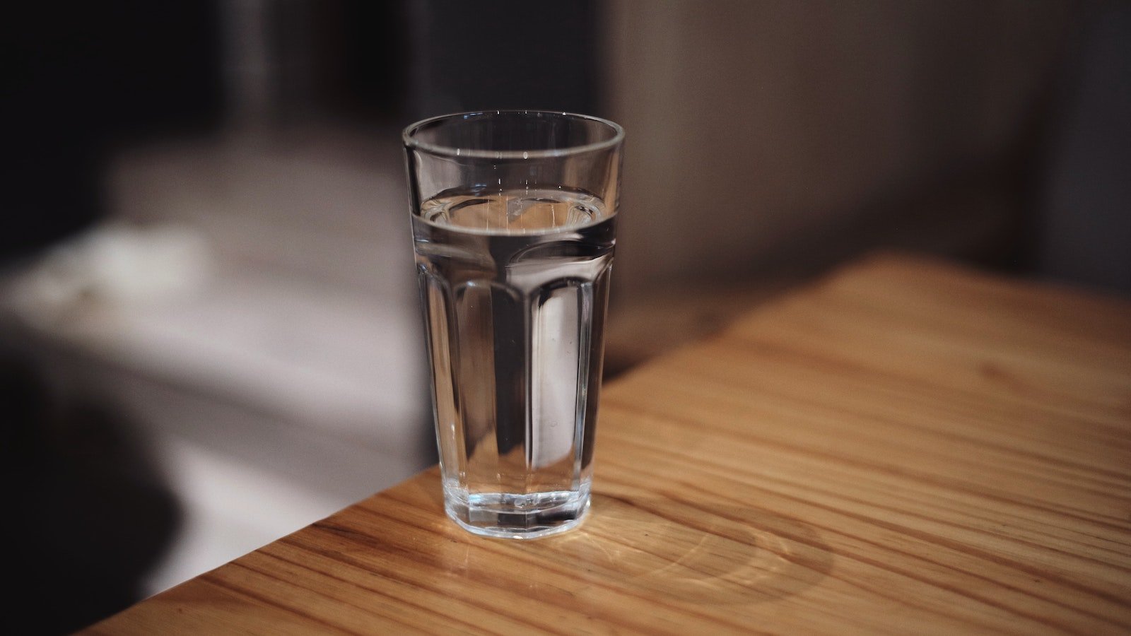 Doit-on vraiment boire 8 verres d'eau par jour? Non