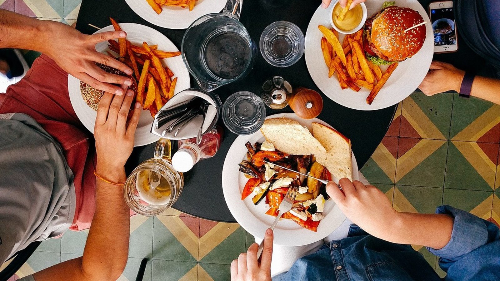 Cuisine - Société. Pourquoi le repas à table disparaît lentement mais  sûrement ?