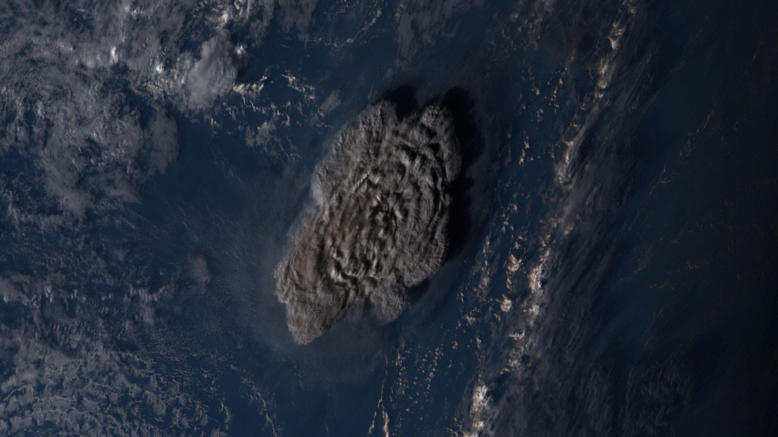 volcan-Tonga-150122.jpg