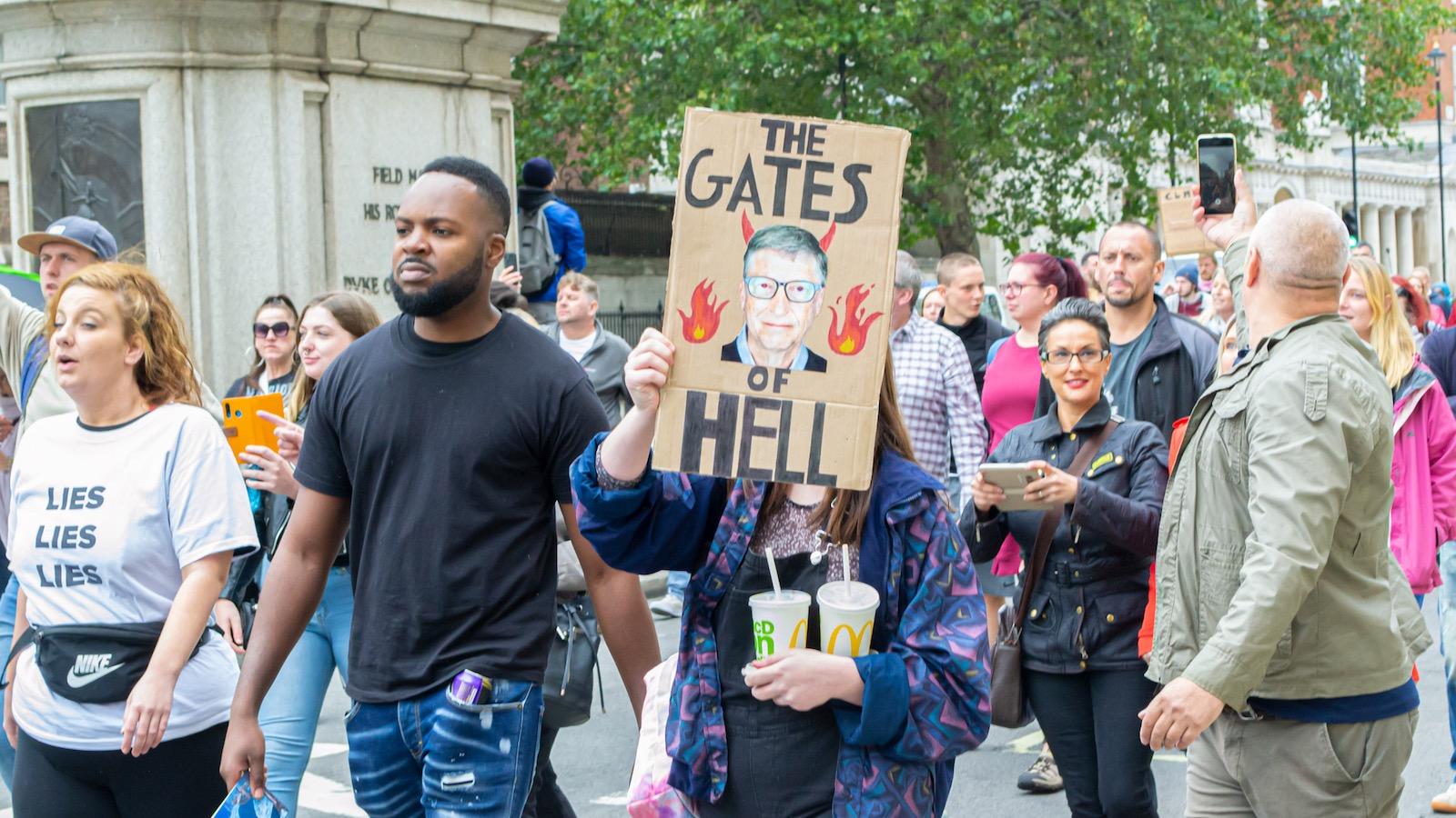 DDR-COVID-manif-Gates.jpg