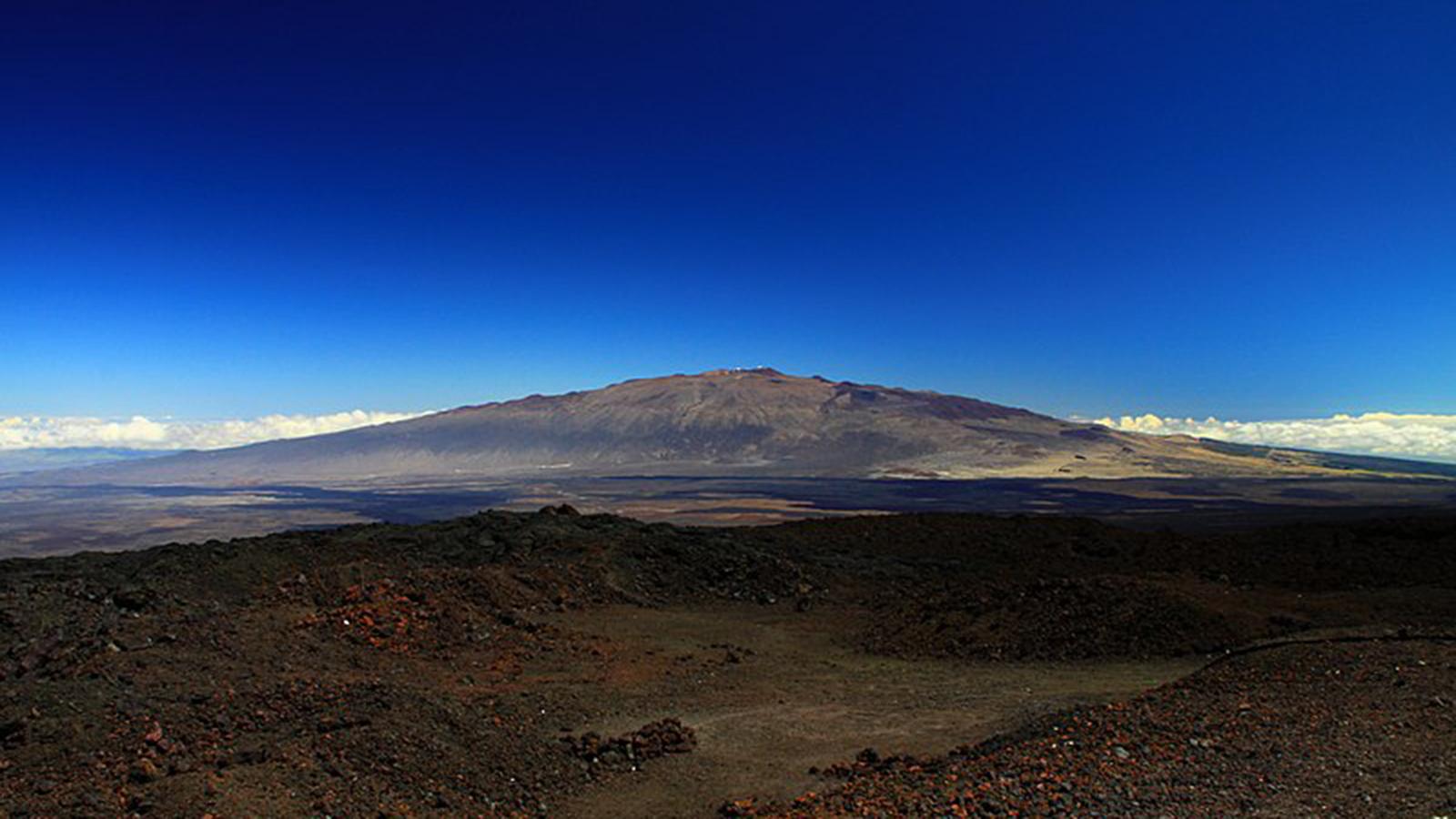 Mauna_Kea_from_Mauna_Loa_Observatory,_Hawaii_-_20100913.jpg