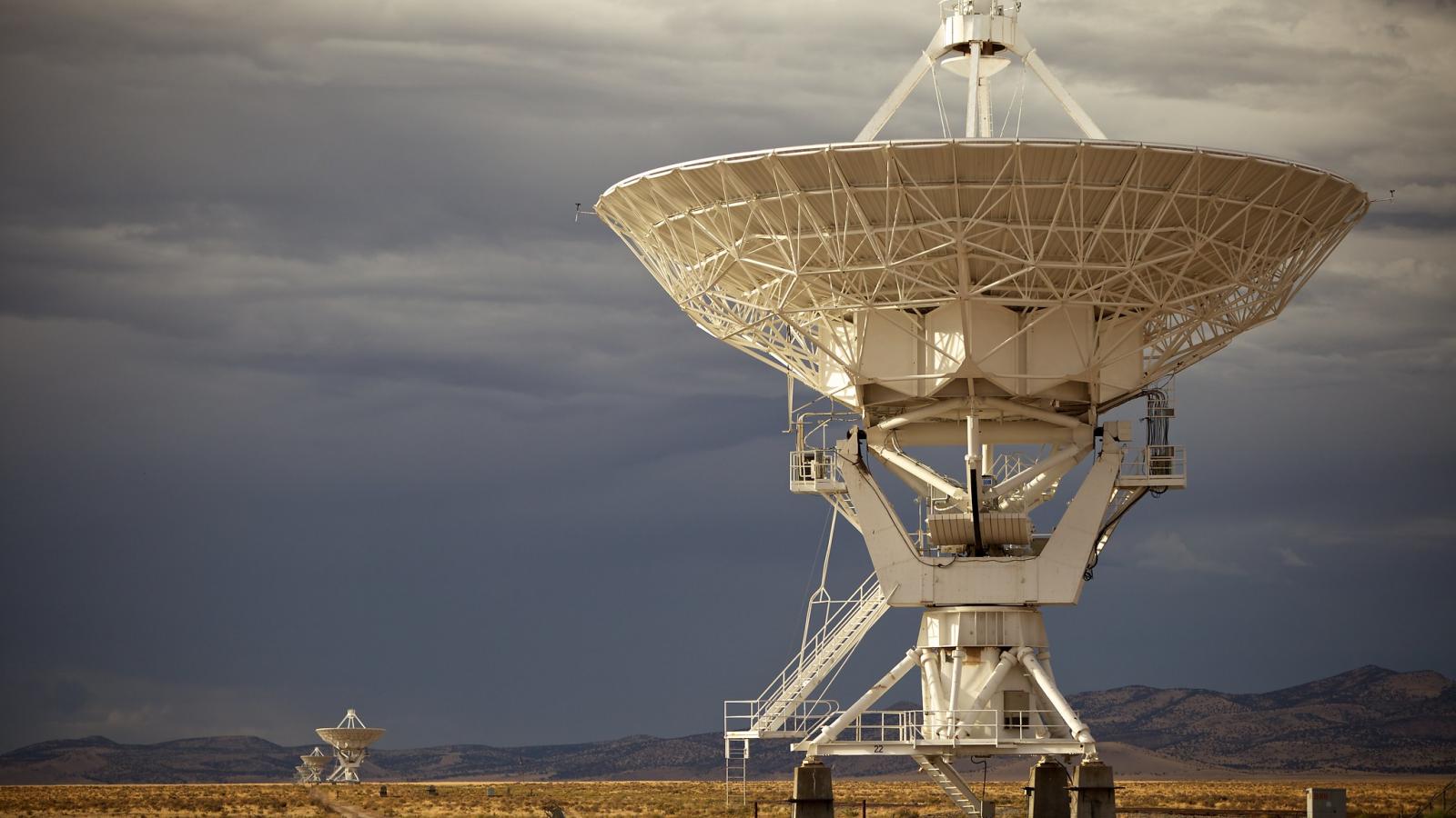 Radiotélescope dans le désert du Nouveau-Mexique sous un ciel orageux