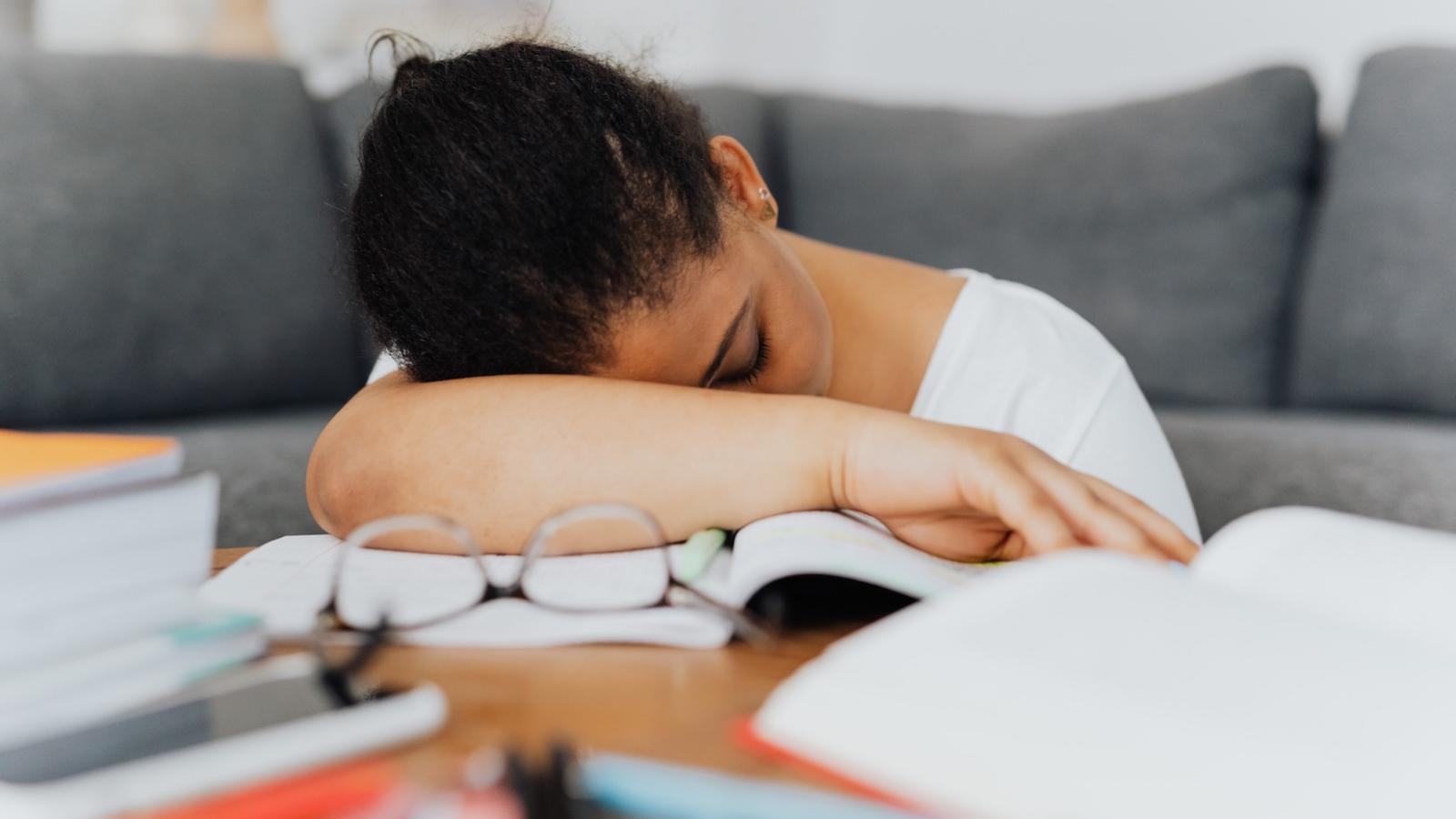 femme-fatigue-table.jpg