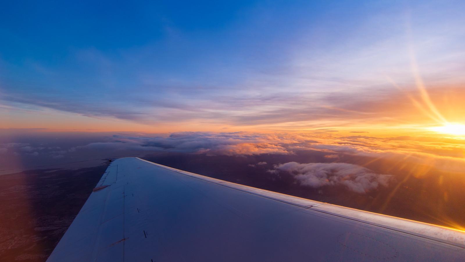 avion-coucher-soleil.jpg