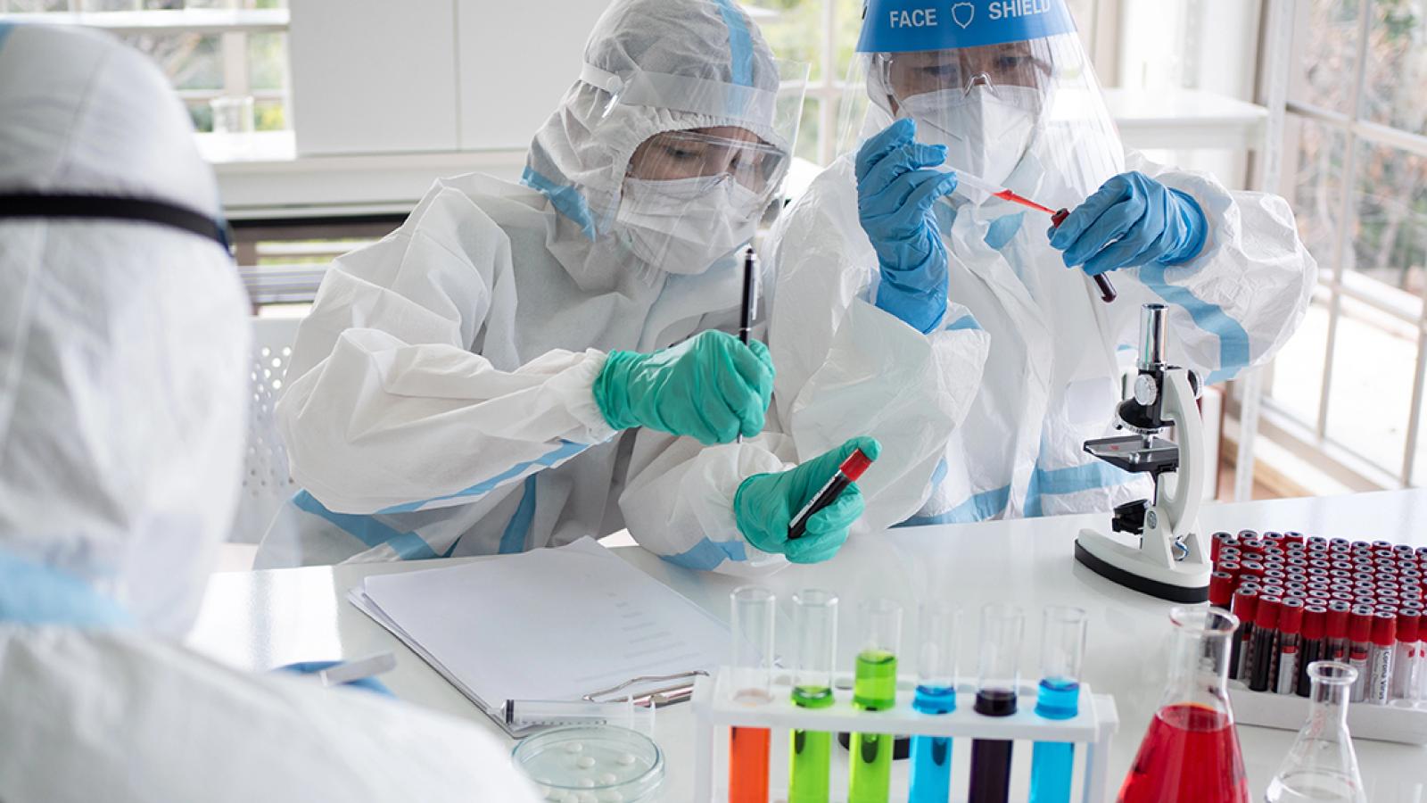 Des chercheurs dans un labo
