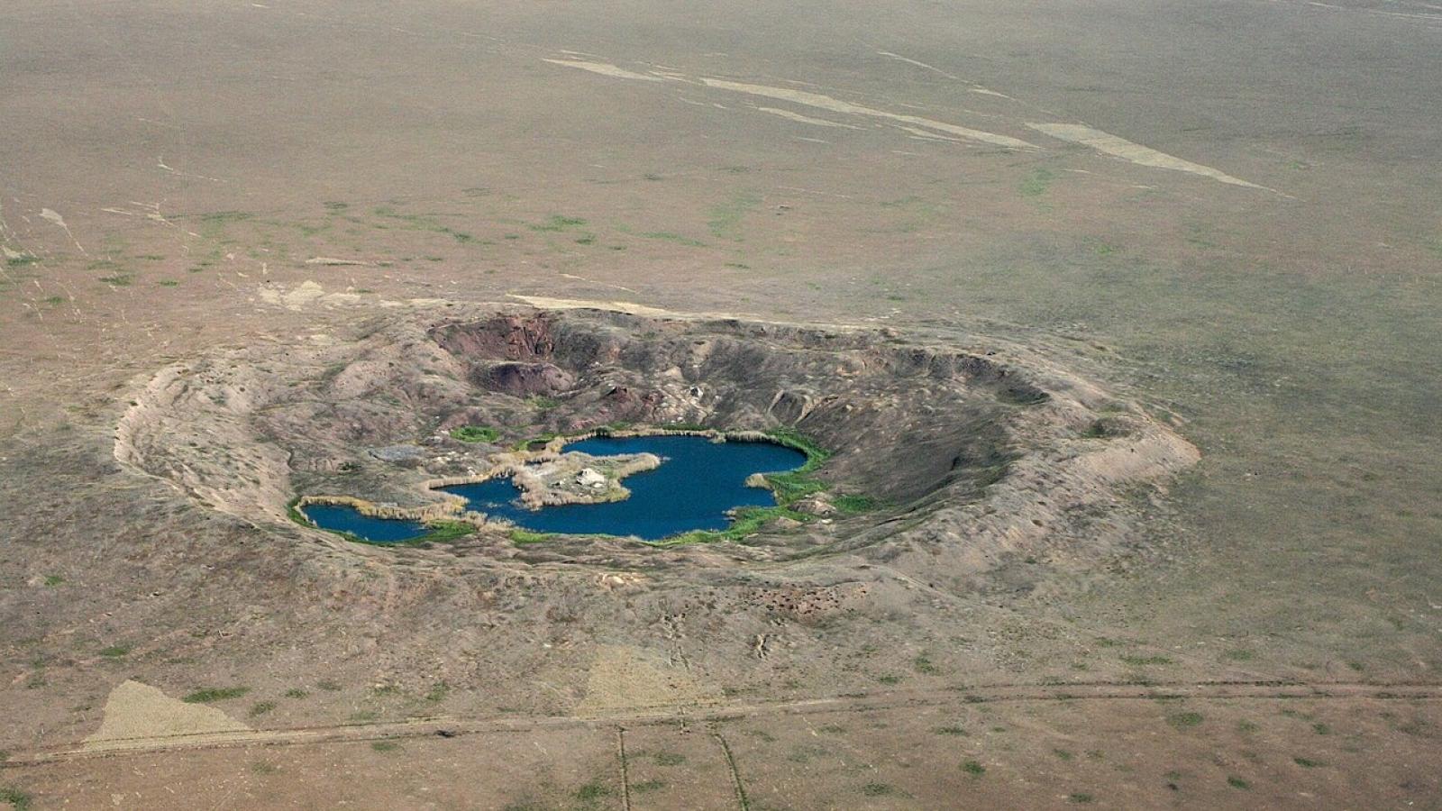 Semipalatinsk-cratere-nucleaire.jpeg