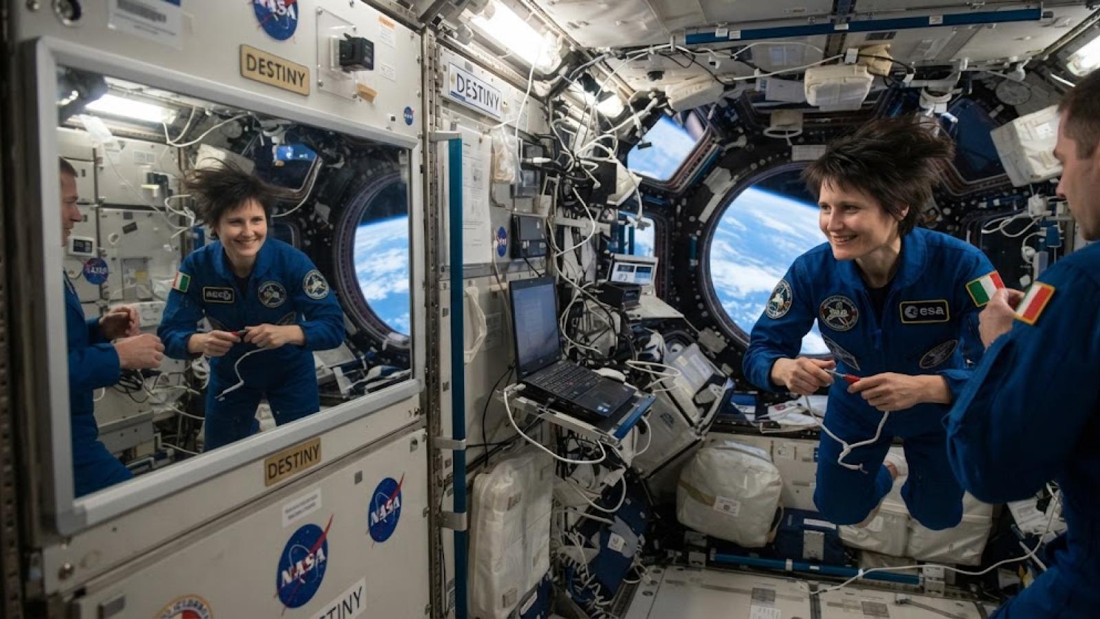 R&eacute;flexion dans un miroir dans la station spatiale.jpg