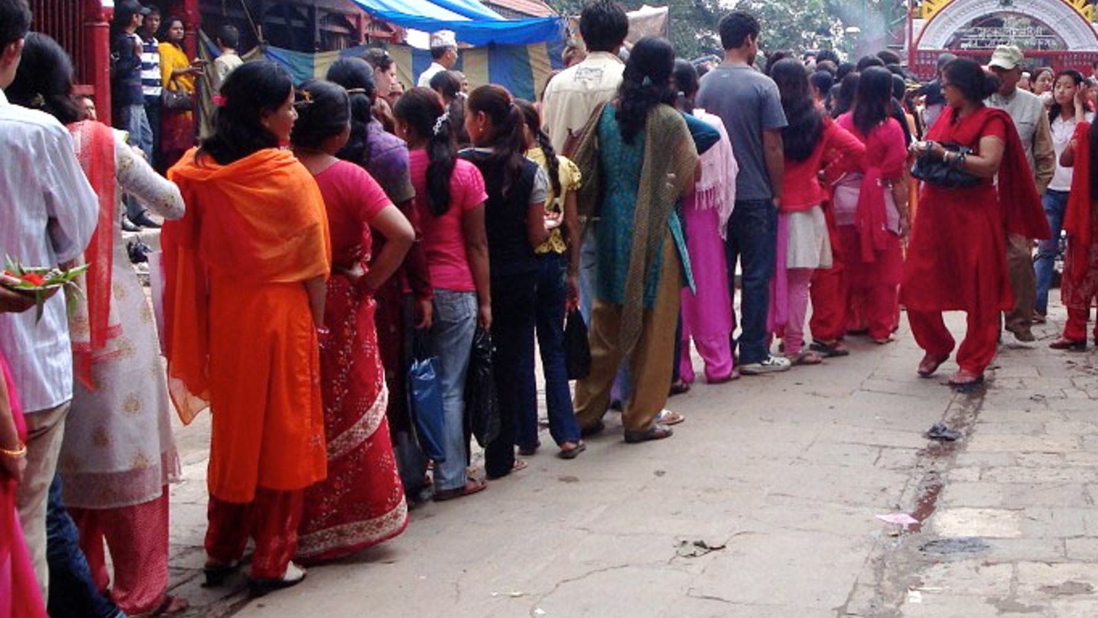 09_queue_up_at_bharda_kali.jpg