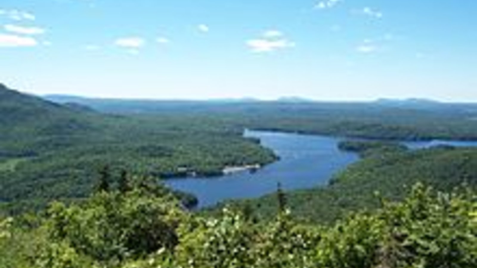 220px-lac_de_lestrie-wikipedia-auteur-bouette.jpg