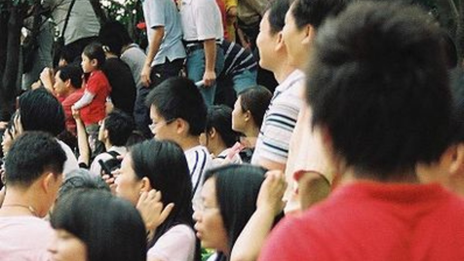 398px-crowd_2.jpg