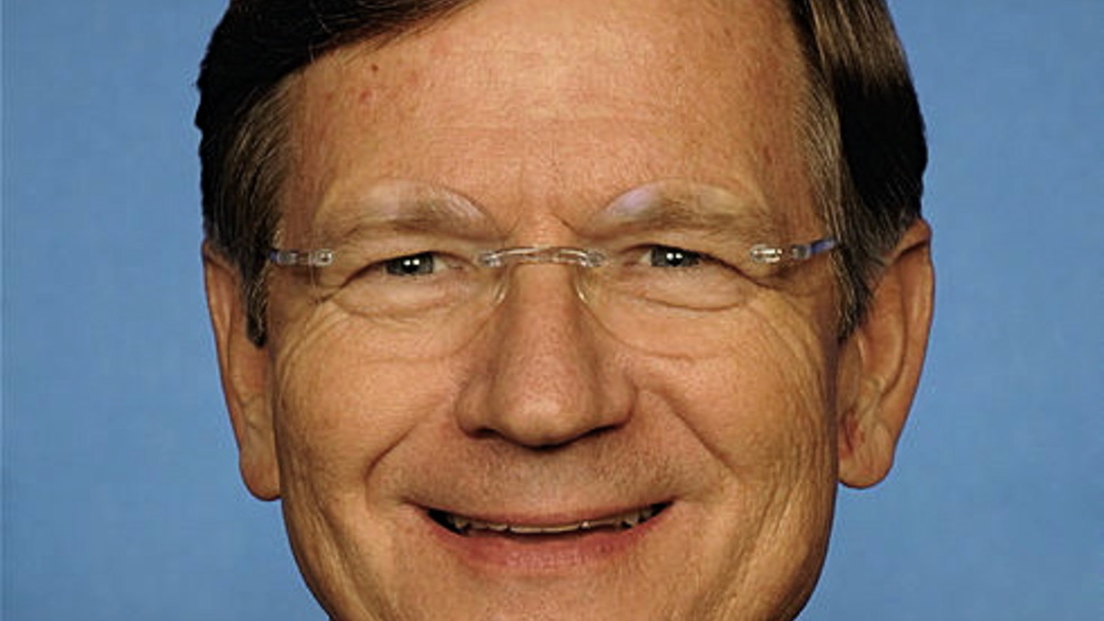 490px-lamar_smith_official_portrait_c112th_congress.jpg