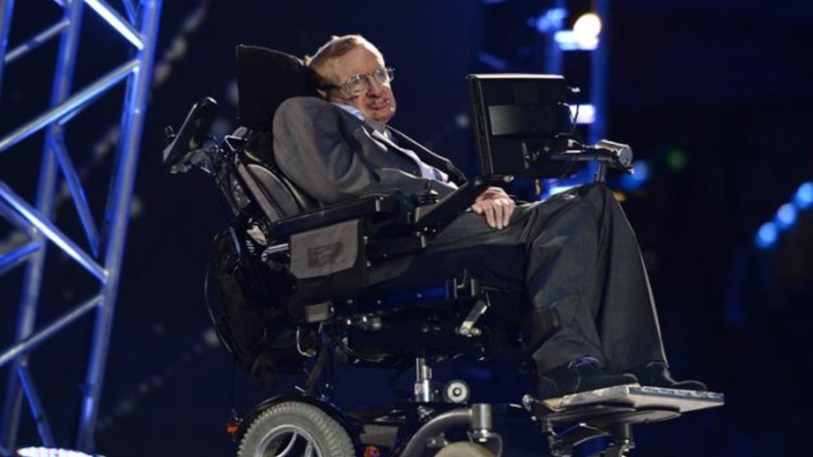 582352-stephen-hawking-realise-travaux-expansion.jpg