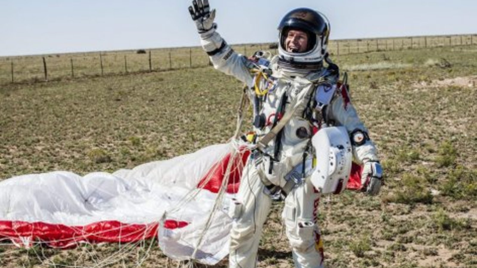 599407-felix-baumgartner-leve-bras-ciel.jpg