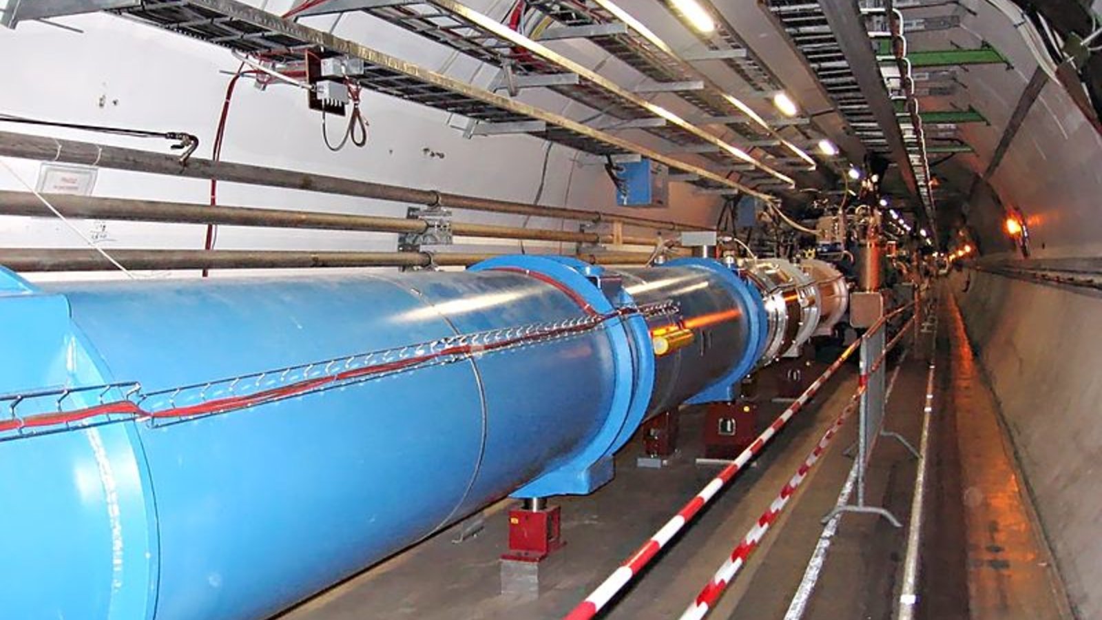 800px-cern_lhc_tunnel1.jpg