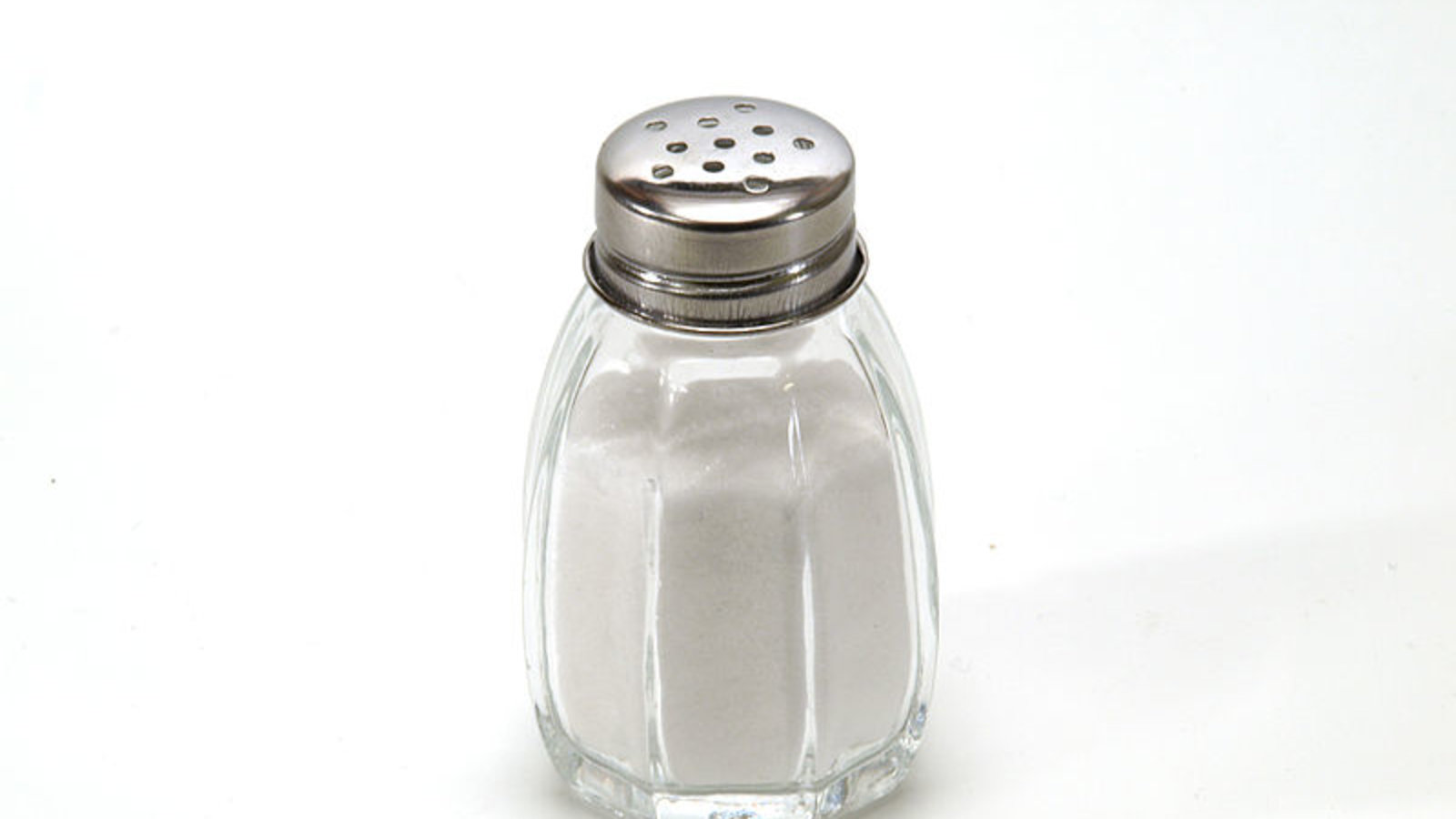 800px-salt_shaker_on_white_background.jpg