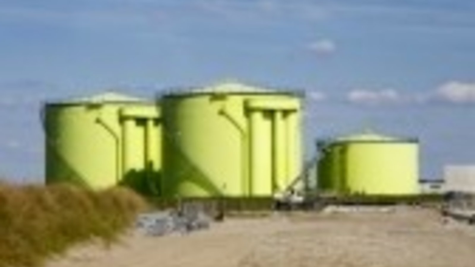 8685817-zone-de-construction-avec-des-silos-verts.jpg