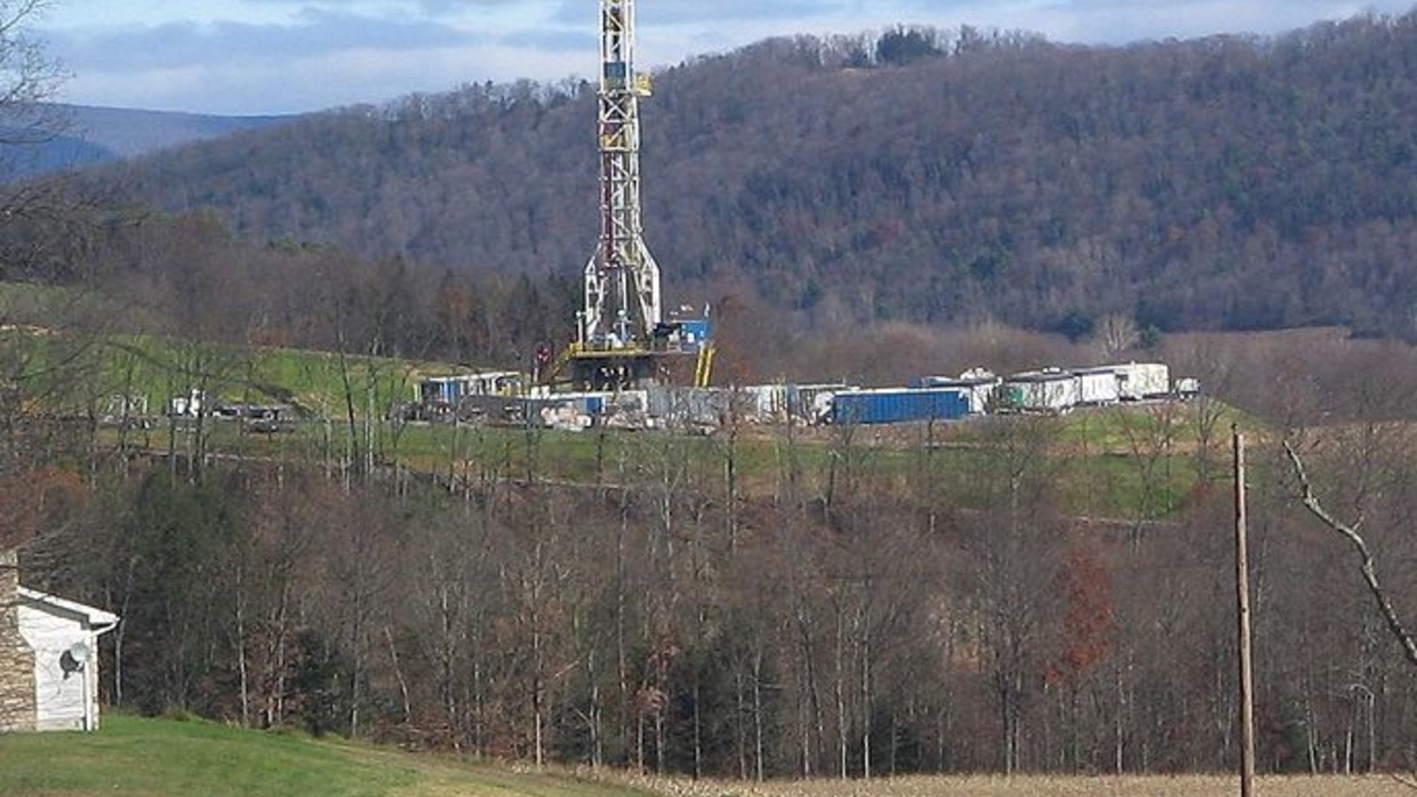 _686px-marcellus_shale_gas_drilling_tower_1_crop.jpg