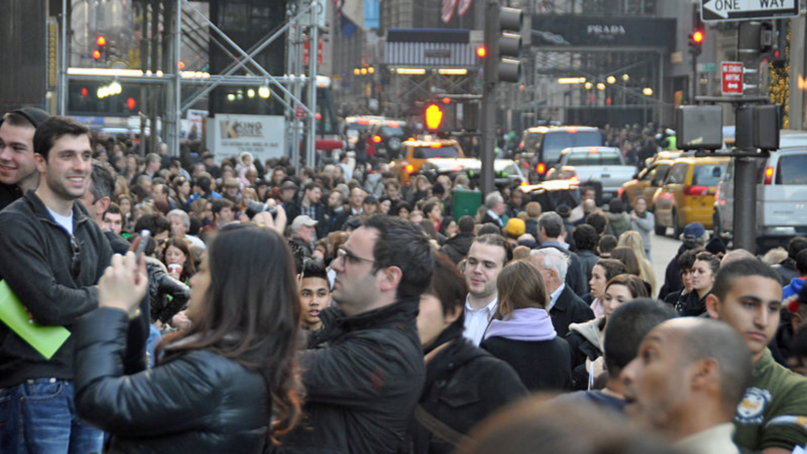 black_friday_at_the_apple_store_on_fifth_avenue_new_york_city_2011.jpg