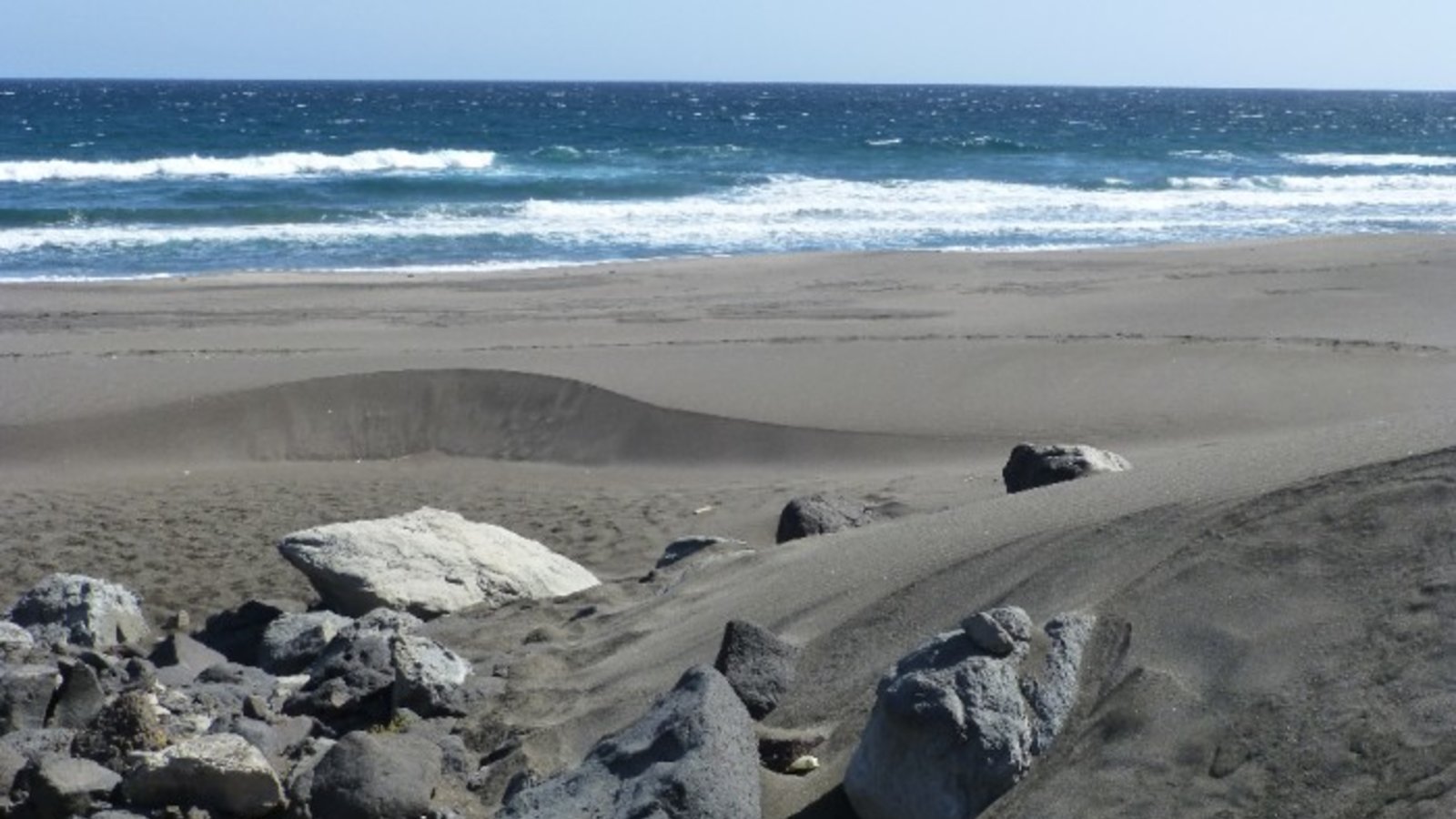 plage-de-sable-noir-volcanique-700-120382.jpg