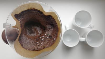 Café filtré avec trois tasses blanches