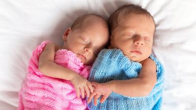 Deux bébés dorment.