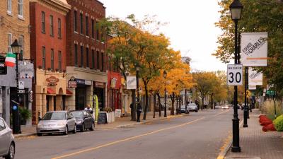 Longueuil-Rue_Saint-Charles.jpg