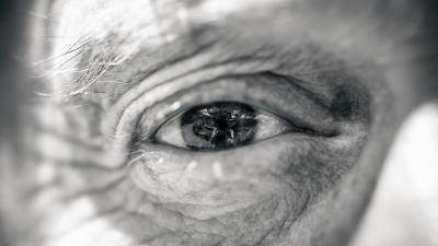 Oeil d'un homme âgé