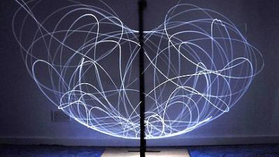 Exposition d'un double pendule, suivi par une lumi&egrave;re LED &agrave; son extr&eacute;mit&eacute;.jpg