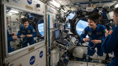 R&eacute;flexion dans un miroir dans la station spatiale.jpg