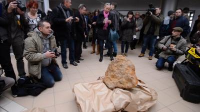 605615-journaliste-servi-traitement-vedette-meteorite.jpg