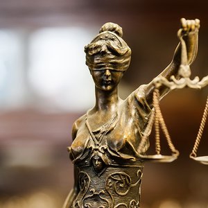 Dire Quand le rire se heurte au droit thumbnail_shutterstock_380912410_800X600.jpg (88.51 Ko) 