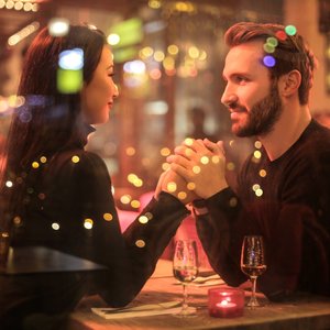 Un couple se tenant les mains