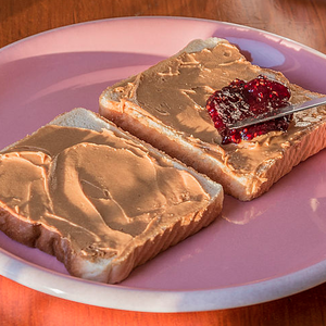 Rôties au beurre d’arachide et à la confiture de fraise