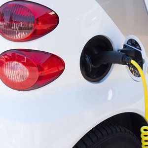 voiture-electrique-recharge