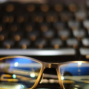 ordi-clavier-lunettes