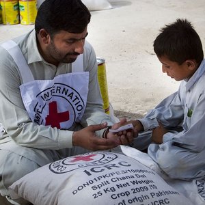 famine-Food_distribution_Pakistan.jpg