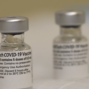 vaccin-fiole-Pfizer.jpg