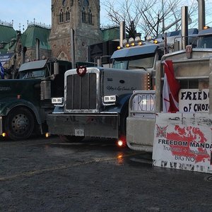 camions-manif-Ottawa.jpg