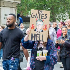 DDR-COVID-manif-Gates.jpg