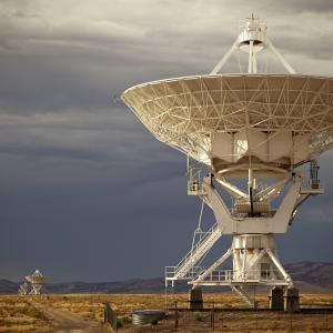 Radiotélescope dans le désert du Nouveau-Mexique sous un ciel orageux